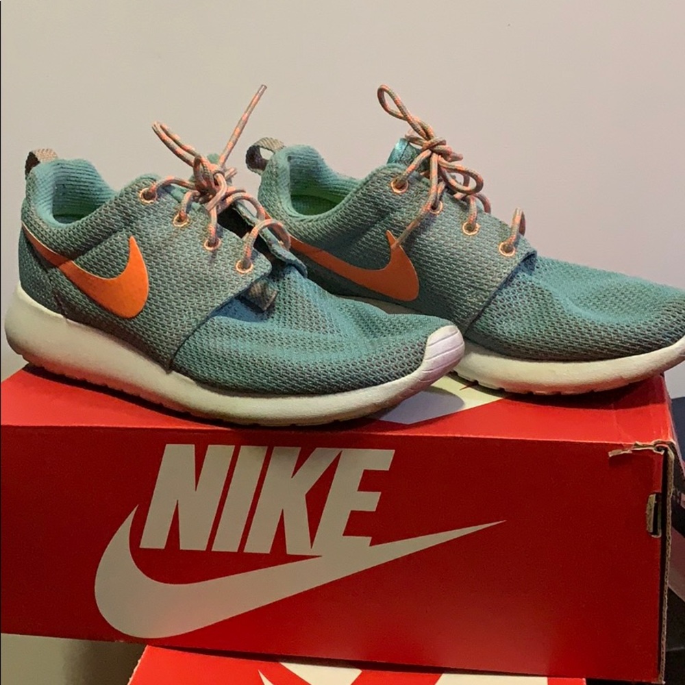 WMNS NIKE ROSHE RUN